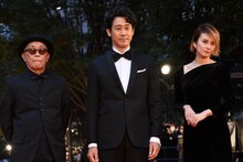 左から廣木隆一、大泉洋、柴咲コウ。
