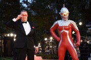 「ウルトラセブン55周年記念上映」より、変身ポーズを披露する森次晃嗣（左）。