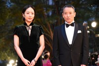 左から井上真央、杉田真一。