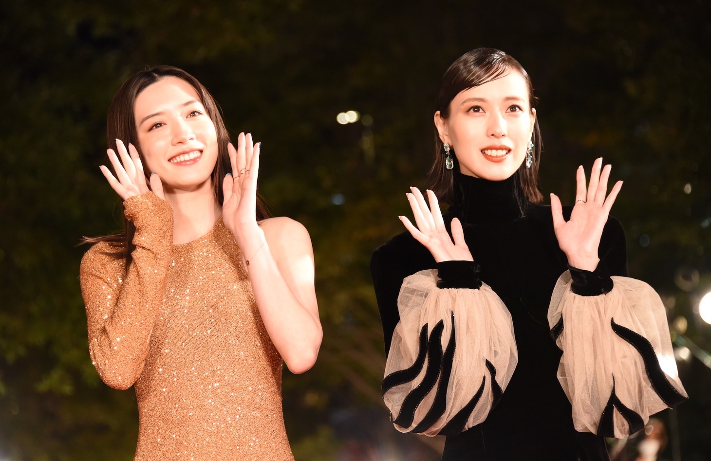 左から永野芽郁、戸田恵梨香。