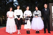 左から中井友望、小宮山莉渚、小野莉奈、河合優実、中川駿。