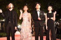 左から今泉力哉、中村ゆり、稲垣吾郎、玉城ティナ。