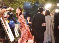 ファンと交流する山田杏奈。