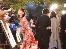 ファンと交流する山田杏奈。