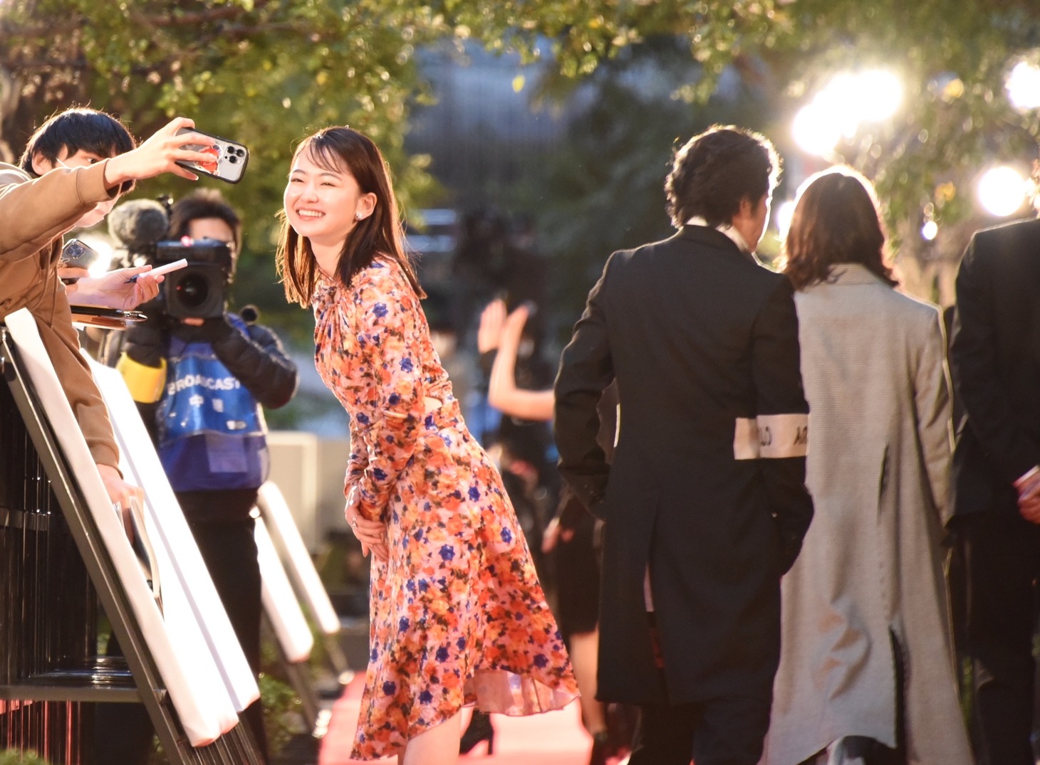 ファンと交流する山田杏奈。