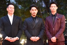 左から片山慎三、柳楽優弥、笠松将。