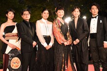 左から石原理衣、まつむらしんご、吉田美月喜、常盤貴子、前田敦子、恵水流生。