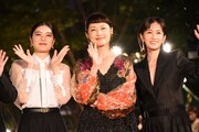 左から吉田美月喜、常盤貴子、前田敦子。