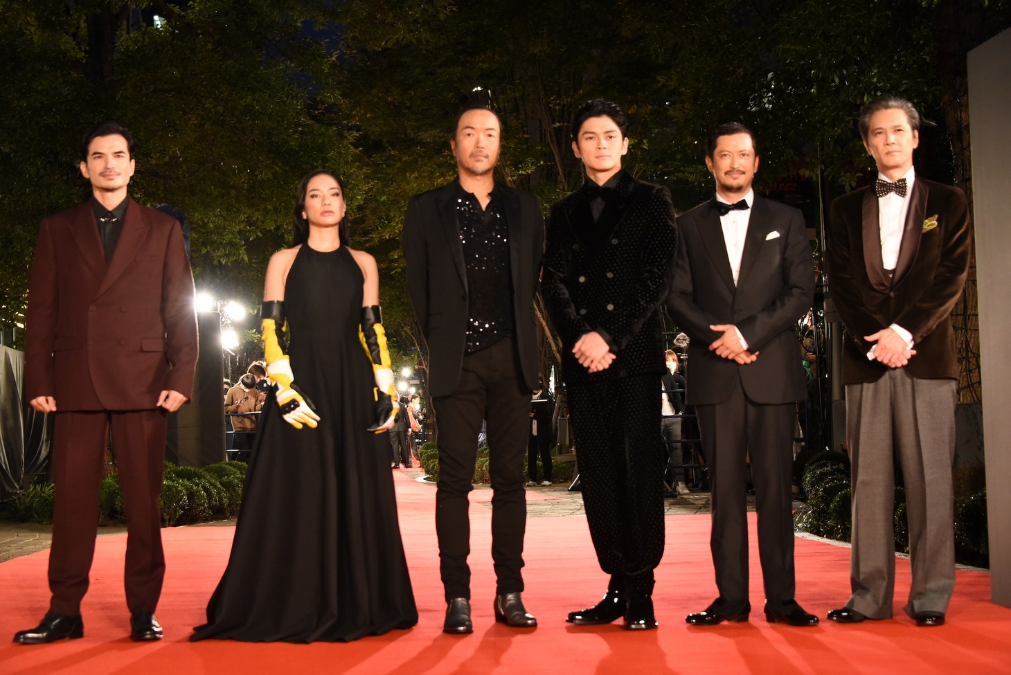 左から尚玄、Awich、半野喜弘、眞栄田郷敦、池内博之、加藤雅也。