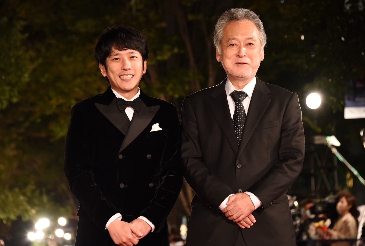左から二宮和也、瀬々敬久。