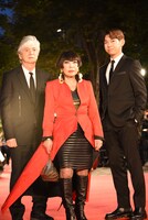 ポスタービジュアル監修のコシノジュンコ（中央）。