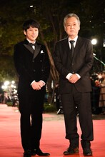左から二宮和也、瀬々敬久。