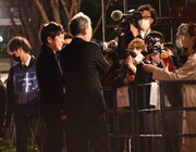 インタビューを受ける二宮和也（左）と瀬々敬久（右）。