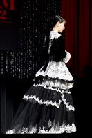 ステージをあとにする橋本愛。