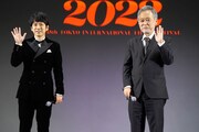 「ラーゲリより愛を込めて」より、左から二宮和也、瀬々敬久。