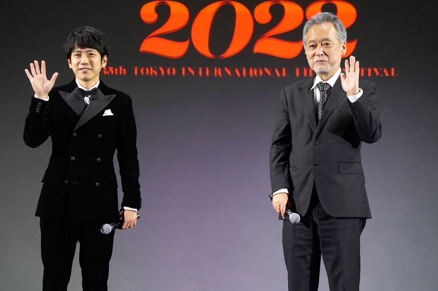 「ラーゲリより愛を込めて」より、左から二宮和也、瀬々敬久。