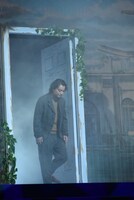 ステージに姿を現した染谷将太。