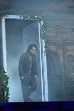 ステージに姿を現した染谷将太。