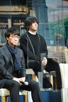 野田洋次郎（奥）