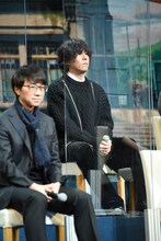 野田洋次郎（奥）