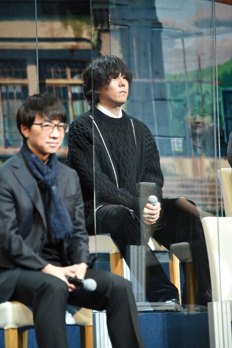 野田洋次郎（奥）