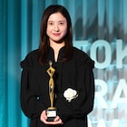 「最愛」吉高由里子がドラマアウォード主演女優賞、トロフィーを手に笑顔