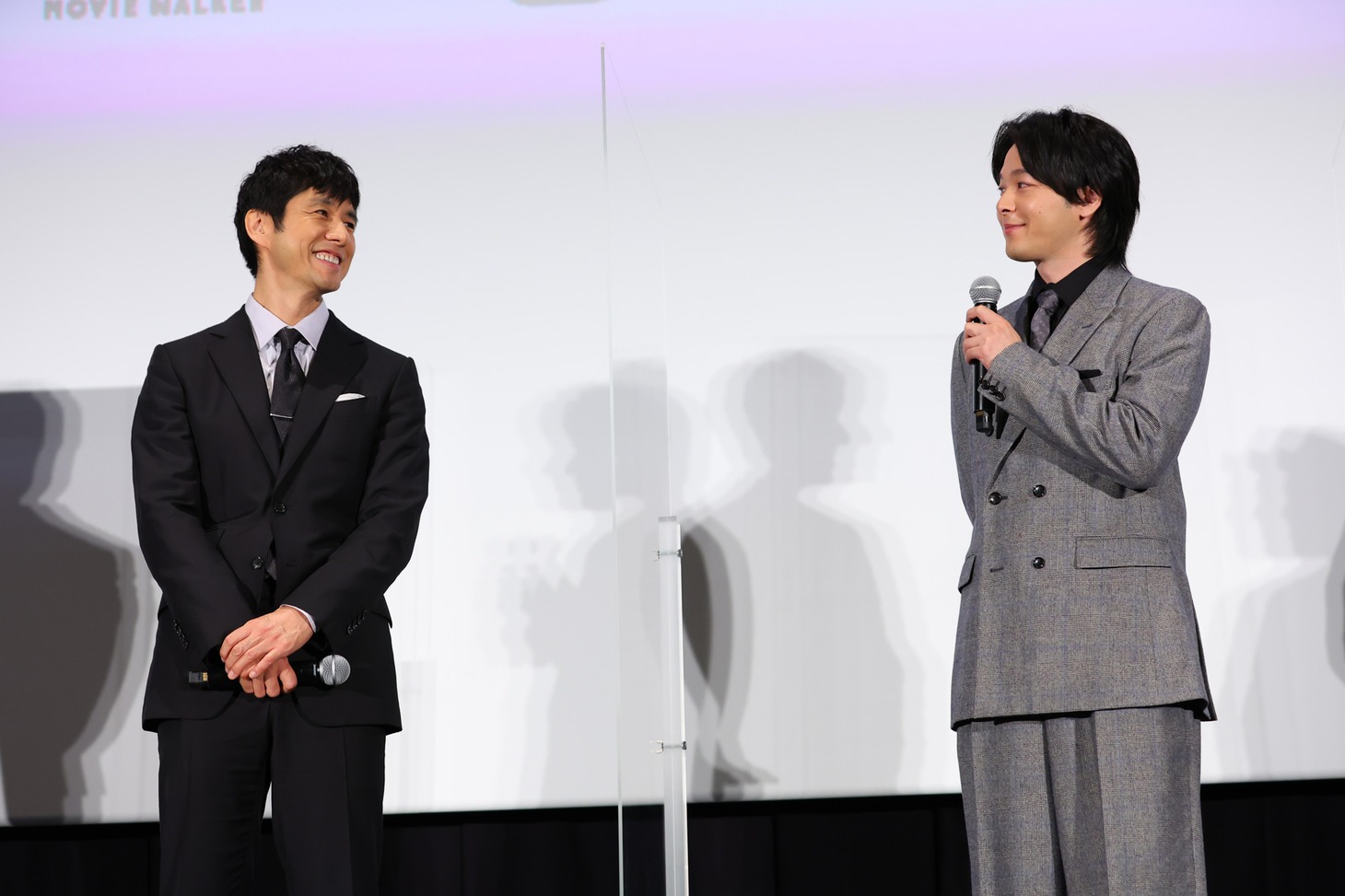 左から西島秀俊、中村倫也。