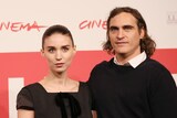 左からルーニー・マーラ、ホアキン・フェニックス。（写真提供：Alessia Paradisi / ABACAUSA.COM / Newscom / ゼータ イメージ）