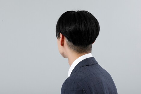 「かりあげクン」かりあげ正太役の戸塚純貴(後ろ姿)。