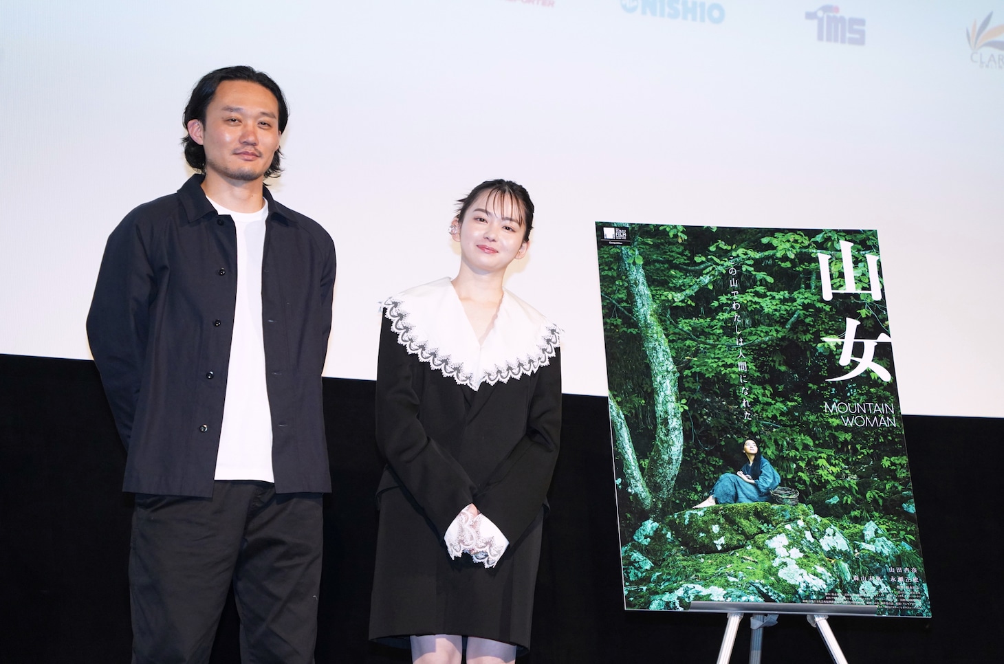 第35回東京国際映画祭「山女」Q&Aの様子。左から福永壮志、山田杏奈。