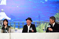 左から生田絵梨花、泉谷しげる、小林薫。