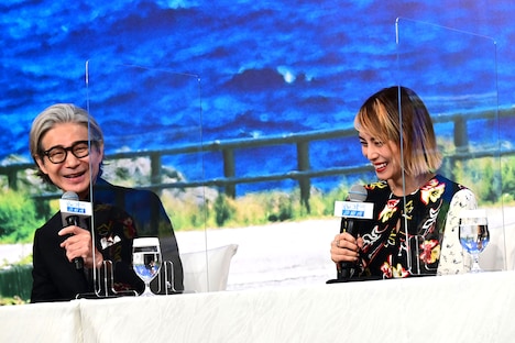 左から吉岡秀隆、柴咲コウ。