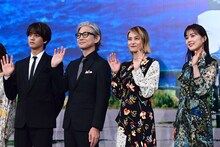 左から高橋海人、吉岡秀隆、柴咲コウ、生田絵梨花。