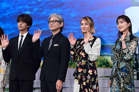 左から高橋海人、吉岡秀隆、柴咲コウ、生田絵梨花。