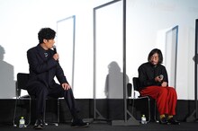 左から稲垣吾郎、今泉力哉。