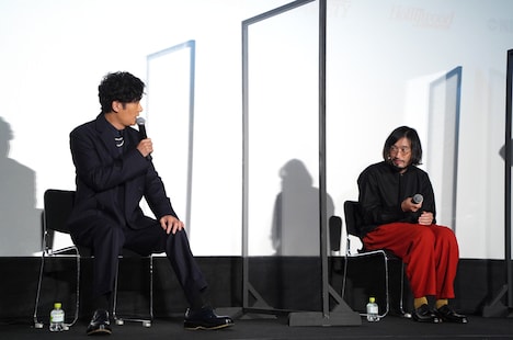 左から稲垣吾郎、今泉力哉。