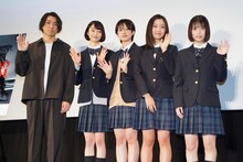 第35回東京国際映画祭「少女は卒業しない」舞台挨拶の様子。左から中川駿、小宮山莉渚、河合優実、小野莉奈、中井友望。