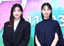左から永野芽郁、戸田恵梨香。