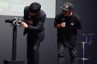 「CSM変身ベルト 世紀王サンドライバー」を観察する西島秀俊と白石和彌。