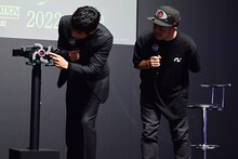 「CSM変身ベルト 世紀王サンドライバー」を観察する西島秀俊と白石和彌。