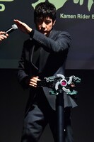 変身ポーズを披露する西島秀俊。