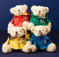 左上から時計回りに「ベアフル クィディッチ（グリフィンドール）」（税込3500円）、「ベアフル クィディッチ（スリザリン）」（税込3500円）、「ベアフル クィディッチ（レイブンクロー）」（税込3500円）、「ベアフル クィディッチ（ハッフルパフ）」（税込3500円）。