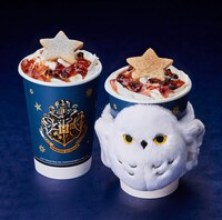 「ハリー・ポッター ミンスパイラテ」「ハリー・ポッター ミンスパイミルクティー」購入につき+税込700円で付けられる「ヘドウィグ スリーブ」（右）。