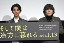 左から藤ヶ谷太輔、三浦大輔。