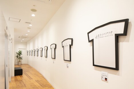 「ユニクロ 新宿フラッグス店」に展示されている映画館コラボUT。