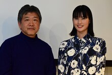 左から是枝裕和、橋本愛。