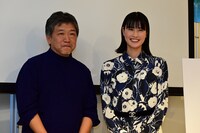 左から是枝裕和、橋本愛。