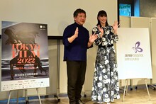 左から是枝裕和、橋本愛。