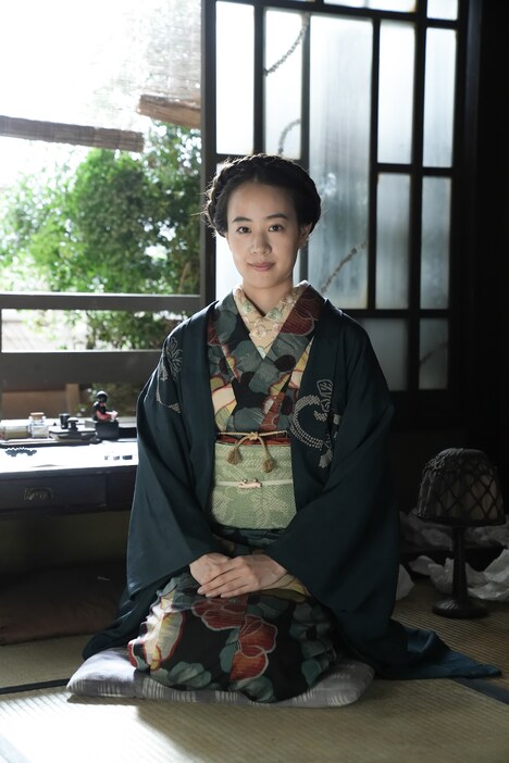 石橋静河演じる村山隆子。