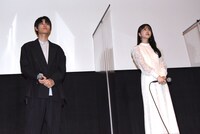 左から萩原利久、久保史緒里。